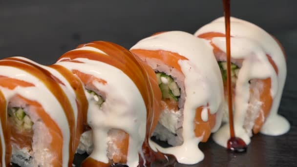 Cocinar Cocina Generosa Apetitosamente Vierte Rollo Sushi Con Salsa Unagi — Vídeos de Stock