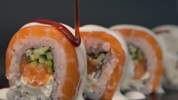 Koken Keuken Royaal Smakelijk Giet Sushi Roll Met Unagi Saus — Stockvideo