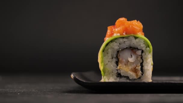 Piatto Con Cibo Asiatico Sfondo Nero Rotolo Sushi Con Gamberetti — Video Stock