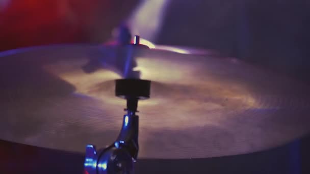 Музикант Тримає Барабанні Палички Активно Грає Сцені Від Удару Цимбали — стокове відео