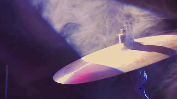 Musicista Colpisce Piatto Con Bacchette Vibrazione Disperde Fumo Attraverso Palco — Video Stock