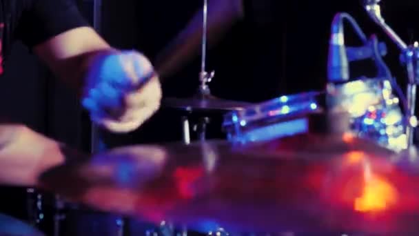 Músico Focado Melodia Bateria Microfone Antes Apresentar Palco Joga Com — Vídeo de Stock