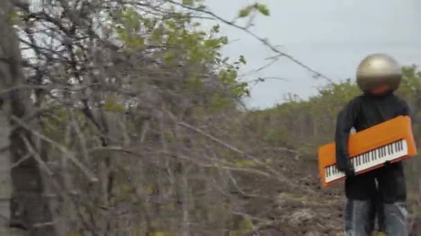 Persona Desconocida Con Una Esfera Dorada Lugar Una Cabeza Traje — Vídeos de Stock