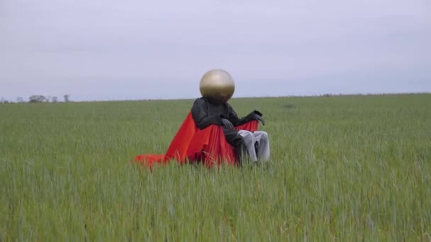 Vreemde Mysterieuze Man Met Een Gouden Bal Plaats Van Een — Stockvideo