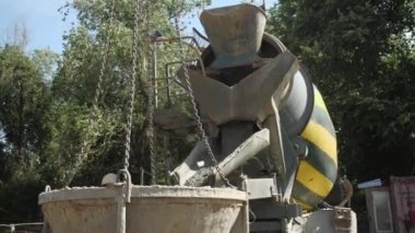 Gri sıvı döner ve beton karıştırıcı kamyonda karışır ve yavaş yavaş inşaat kovasına dökülür.