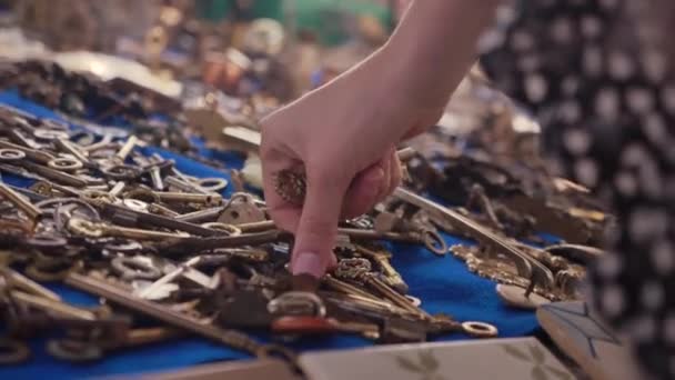 Portekiz Bir Bit Pazarında Eski Kayıp Anahtarları Seçen Bir Kız — Stok video