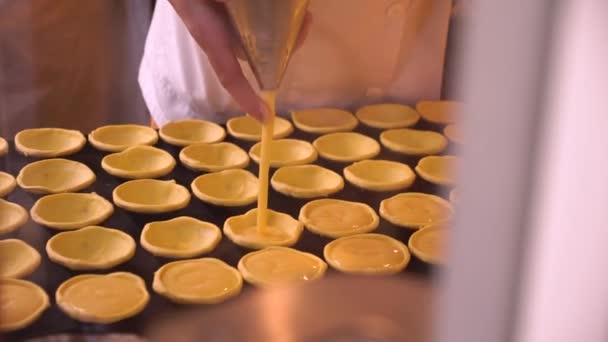 Chef Pastelaria Atrás Balcão Faz Enche Pastéis Tradicionais Portugueses Nata — Vídeo de Stock