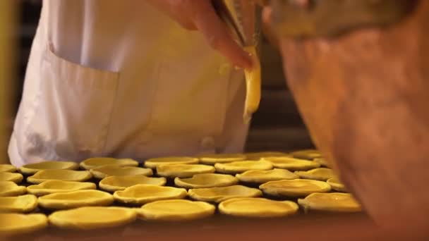 Tezgahın Arkasındaki Pasta Şefi Geleneksel Portekiz Pastel Nata Hamur Işlerini — Stok video