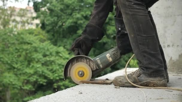 Byggare Arbetskläder Och Skyddshandskar Sågar Cement Med Kvarn Mot Bakgrund — Stockvideo