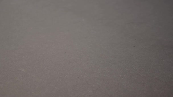 Чёрный Фон Строитель Выкладывает Белый Оранжевый Строительные Ролики Пластиковые Краски — стоковое видео