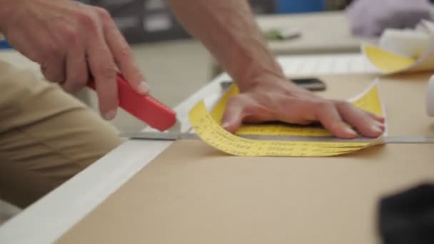 Şçi Zımpara Kağıdını Kırtasiye Bıçağıyla Kesiyor — Stok video