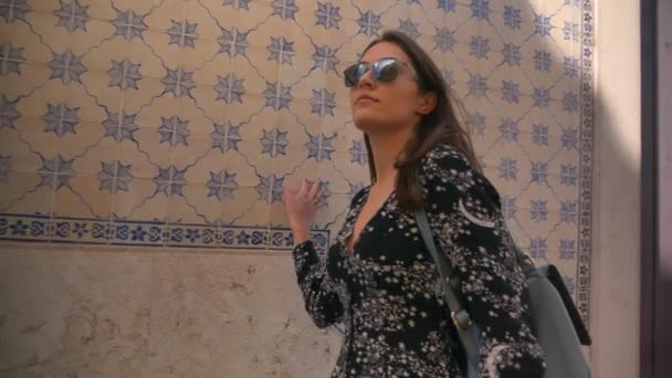 Joven Feliz Turista Caucásico Gafas Con Mochila Viaja Portugal Girl — Vídeos de Stock