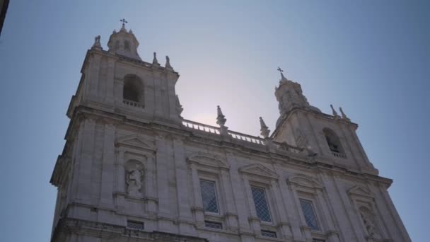 Prachtig Middeleeuws Gebouw Portugal Lissabon Een Vogel Vliegt Langs Een — Stockvideo