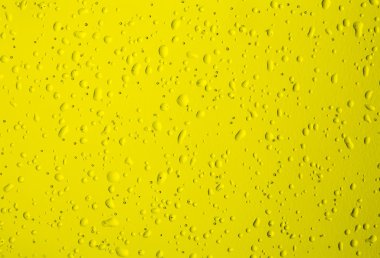 Doku su sarı şişe yakın çekim üzerinde arka plan olarak bırakır..