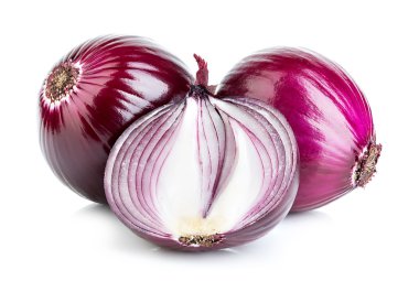 Beyaz bir arka plan üzerinde izole kırmızı dilimlenmiş soğan.