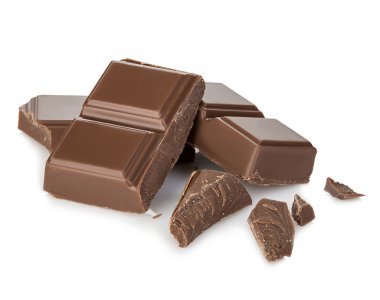 Beyaz arka plan üzerinde izole koyu çikolata bar.