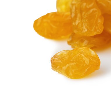 Beyaz bir arka plan üzerinde izole sarı çekirdeksiz kuru üzüm kuru üzüm yakın çekim.