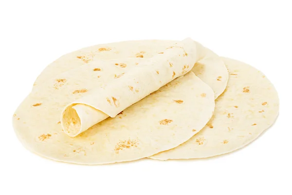 Ronde tarwe tortilla's close-up geïsoleerd op een witte achtergrond. Lavash. — Stockfoto