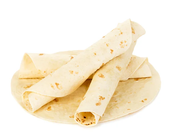 Ronde tarwe tortilla's close-up geïsoleerd op een witte achtergrond. Lavash. — Stockfoto