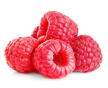 Beyaz arka plan üzerinde izole olgun ahududu yakın çekim.