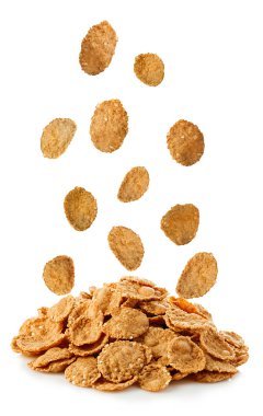 Düşen ince tabakalar, beyaz arka plan üzerinde izole Kahvaltı gevreği. Sağlıklı kahvaltı.