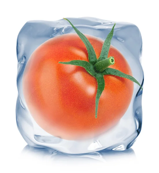 Pomidor, zamrożone w zbliżeniu kostki lód na białym tle. — Zdjęcie stockowe