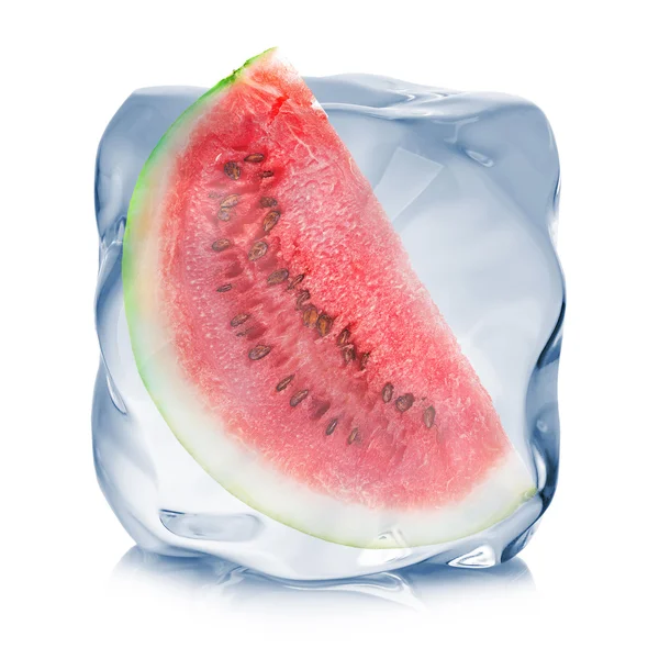 Fatia de melancia congelada no cubo de gelo close-up isolado sobre fundo branco . — Fotografia de Stock