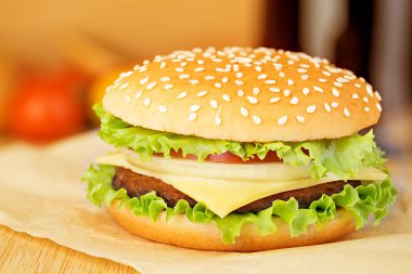 Hamburger ahşap bir masa üzerinde kahverengi kağıt üzerinde