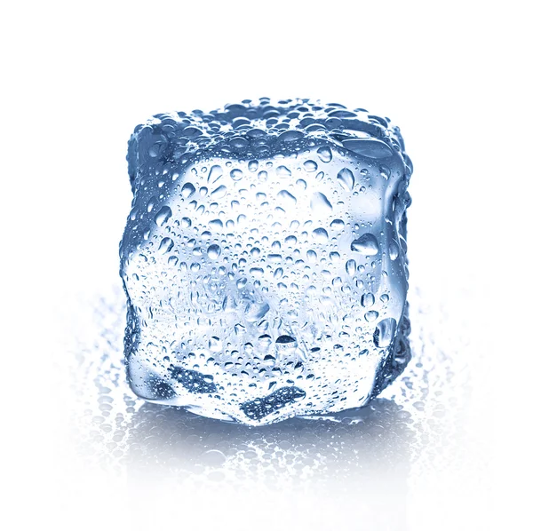 Cubo de gelo sobre fundo branco. — Fotografia de Stock