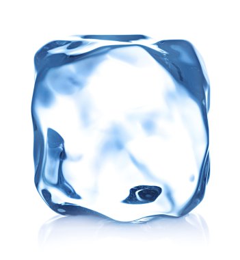 beyaz arkaplanda buz küpü.