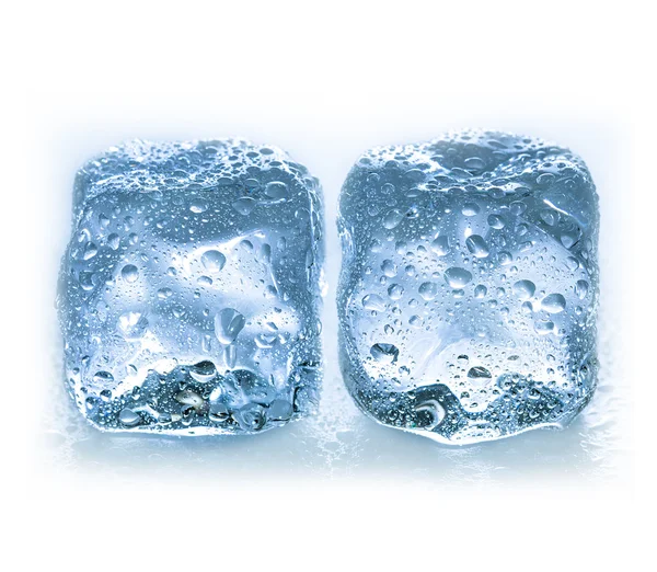 Cubo de hielo sobre fondo blanco. — Foto de Stock