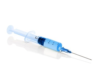 Beyaz bir arka plan üzerinde izole şırınga yakın çekim