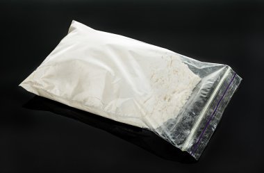 Siyah bir zemin üzerine uyuşturucu toz yakın çekim.