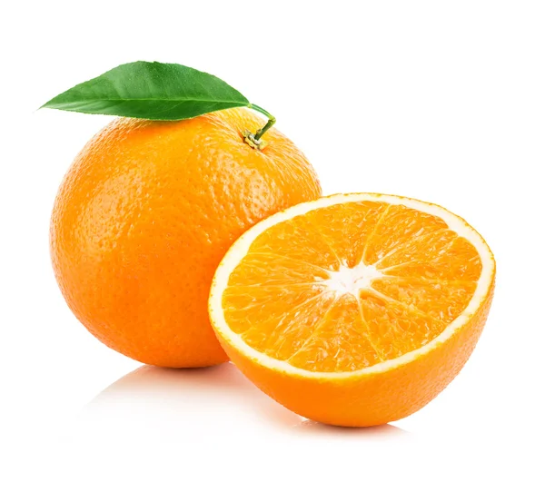 Sinaasappelfruit geïsoleerd op een witte achtergrond. — Stockfoto