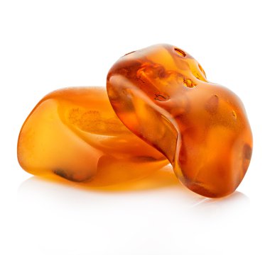 Beyaz bir arka plan üzerinde izole amber close-up parçaları.