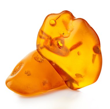 Beyaz bir arka plan üzerinde izole amber close-up parçaları.