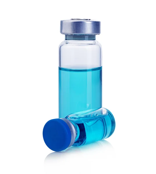 Injektionsflaskor med blå lösning isolerad på en vit bakgrund. — Stockfoto
