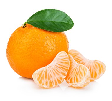 Olgun mandarin yakın çekim yaprak beyaz bir arka plan ile. Mandalina portakal yaprağı üzerinde beyaz bir arka plan.