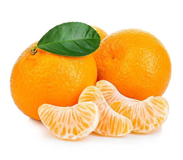 与叶特写白色背景上的成熟普通话。橘橙与叶白色背景上. — 图库照片