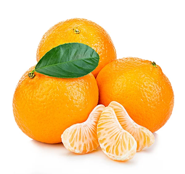 与叶特写白色背景上的成熟普通话。橘橙与叶白色背景上. — 图库照片