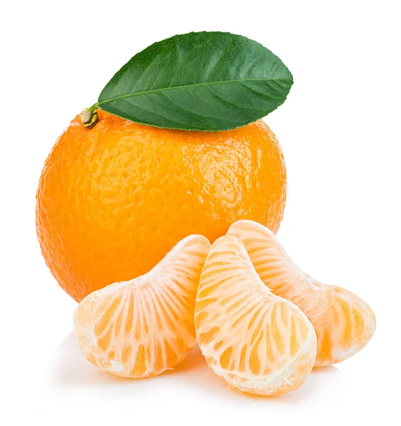 Zralé mandarinky s listy close-up na bílém pozadí. Mandarinka oranžová s listy na bílém pozadí. — Stock fotografie