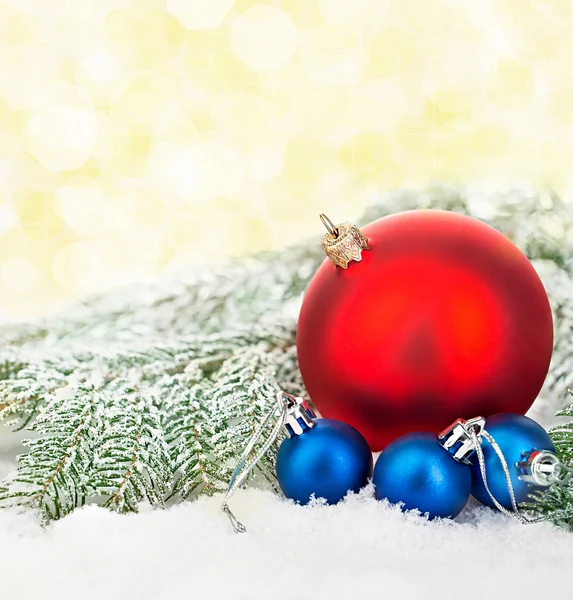 Schöne blaue und rote Weihnachtskugeln auf frostigem Tannenbaum. Weihnachtsschmuck. — Stockfoto