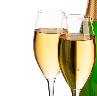 İki zarif şampanya kadeh ve arka plan üzerinde beyaz izole yeşil şişe yakın çekim. Festival natürmort.