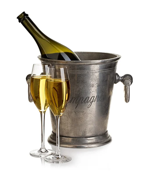 Láhev šampaňského s kbelík ledové a sklenic šampaňského, izolovaných na bílém. Sváteční zátiší. — Stock fotografie