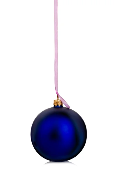 흰색 바탕에 분홍색 리본으로 매달려 아름 다운 블루 크리스마스 공. — 스톡 사진