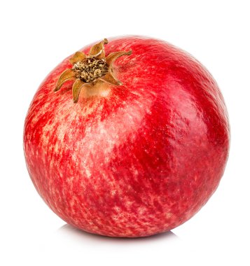 Beyaz bir arka plan üzerinde izole olgunlaşmış bütün nar yakın çekim.