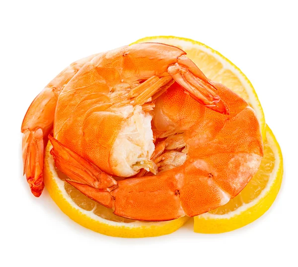 Crevettes tigrées avec tranche de citron. Crevettes avec tranche de citron isolé sur un fond blanc. Fruits de mer — Photo