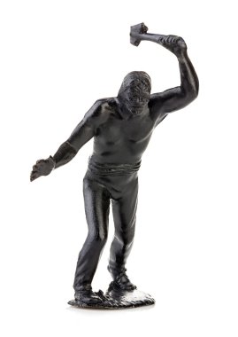 Kuzey Amerika yerli beyaz izole onun el yakın çekim tomahawk ile. Minyatür heykelcik bir çocuk oyuncak.