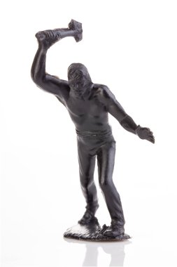 Kuzey Amerika yerli beyaz izole onun el yakın çekim tomahawk ile. Minyatür heykelcik bir çocuk oyuncak.