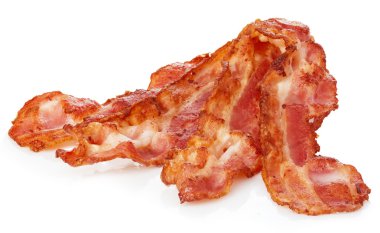Beyaz bir arka plan üzerinde izole pişmiş pastırma rashers yakın çekim.